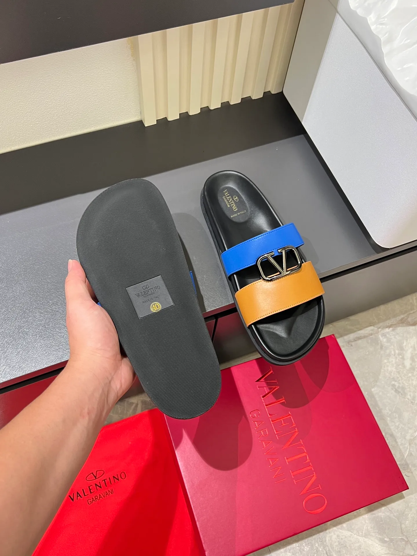 Men's shoes 💰p300 VALENTINO Men's 🧍‍♂️ Spring and summer new style metal logo flat slippers, elegant sandals, the same style worn by celebrities, original molding, imported calfskin. Rubber outsole. Soft and durable, full set of counter packaging size: 39-44 (.45.46 customized)